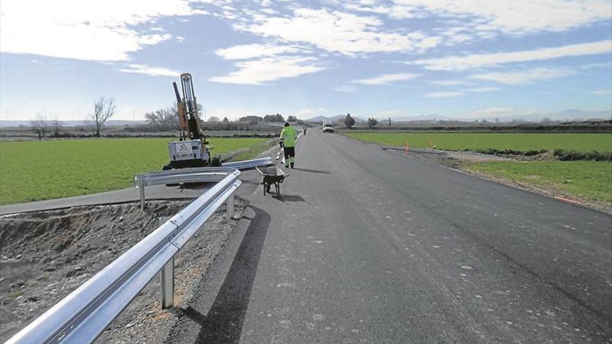 Recta final de las obras de la carretera de acceso a Novillas