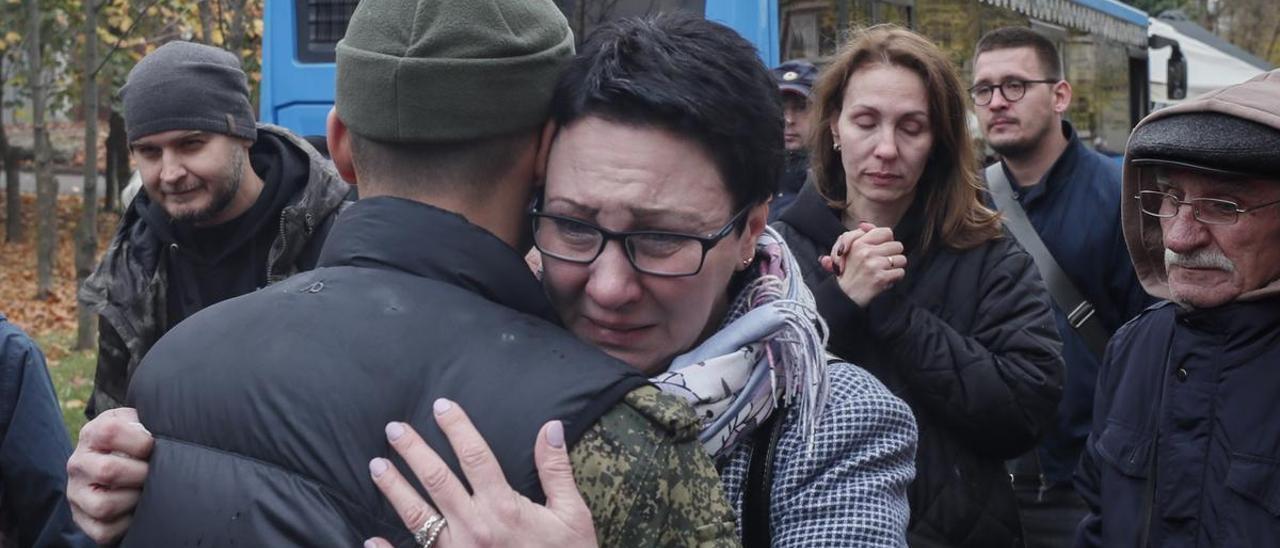 Un hombre reclutado se despide de su familia frente a una oficina de reclutamiento, este miércoles en Moscú.