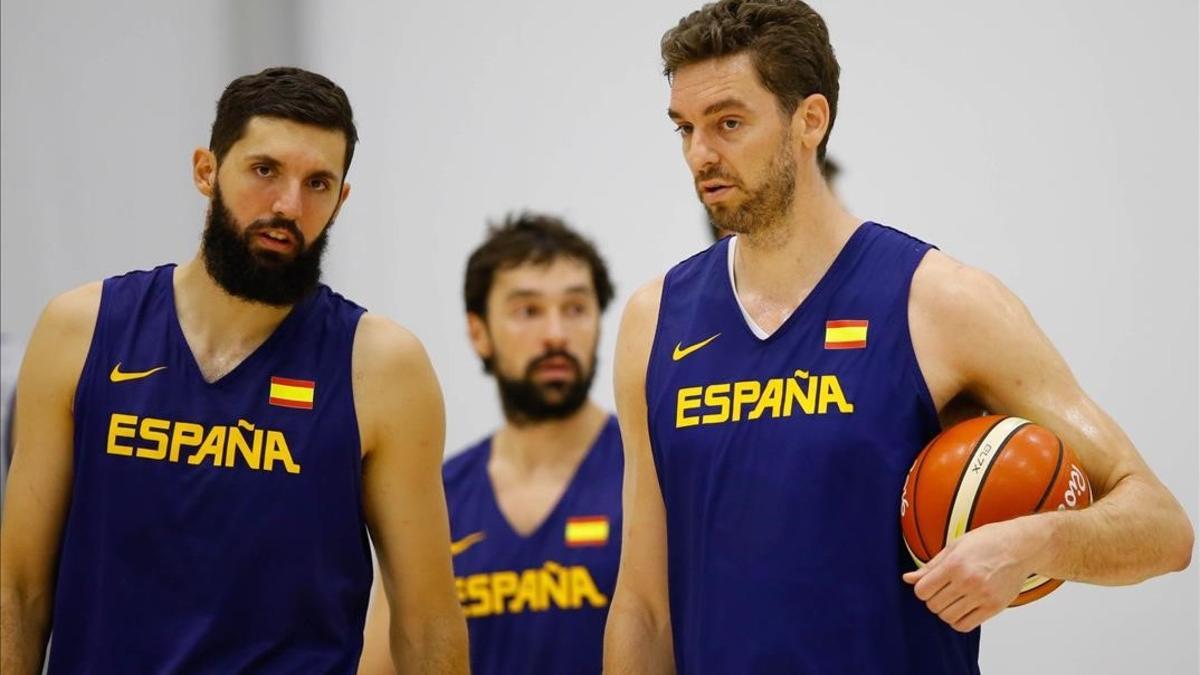 Mirotic y Gasol conversan, con Llull en segundo plano, en el entrenamiento de la selección en Río