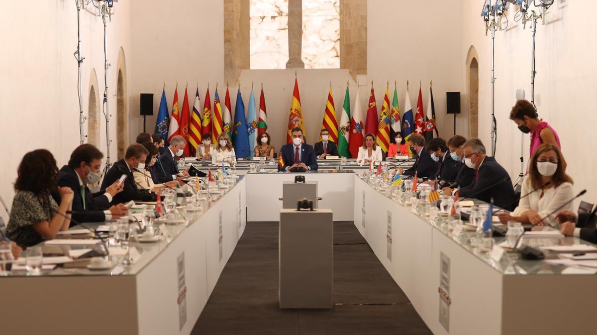 El presidente del Gobierno, Pedro Sánchez, preside el plenario de la XXIV Conferencia de Presidentes, reunida este 30 de julio de 2021 en el convento de San Esteban de Salamanca.