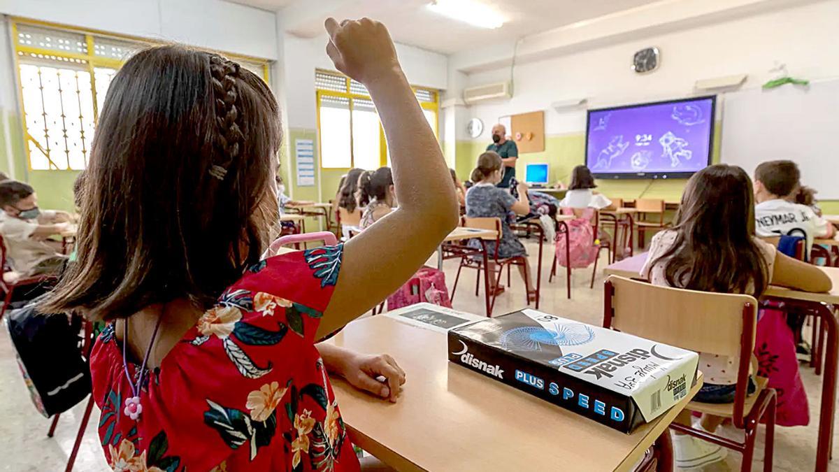 Niñas y niños en el aula de un colegio