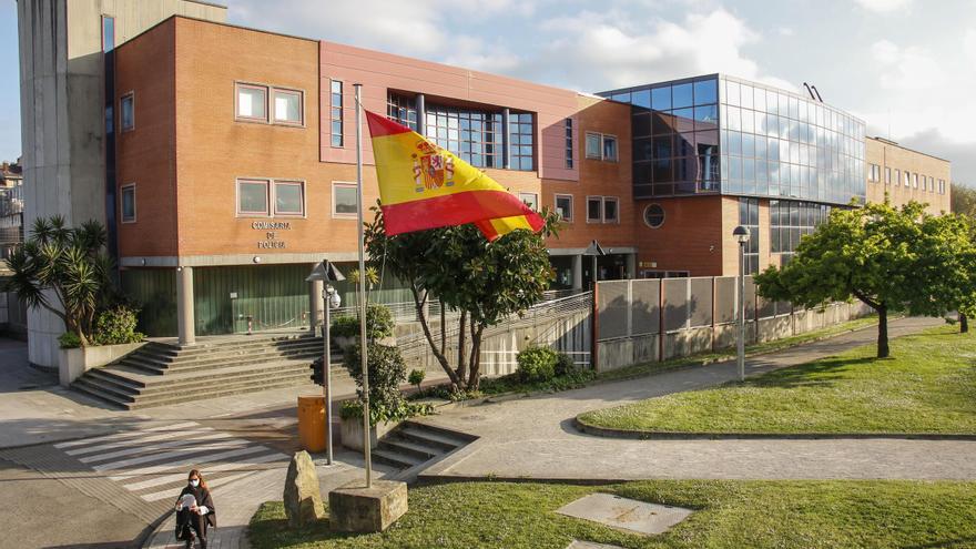 Hallan un cadáver en el registro de un piso de Gijón metido en el cubo de la basura