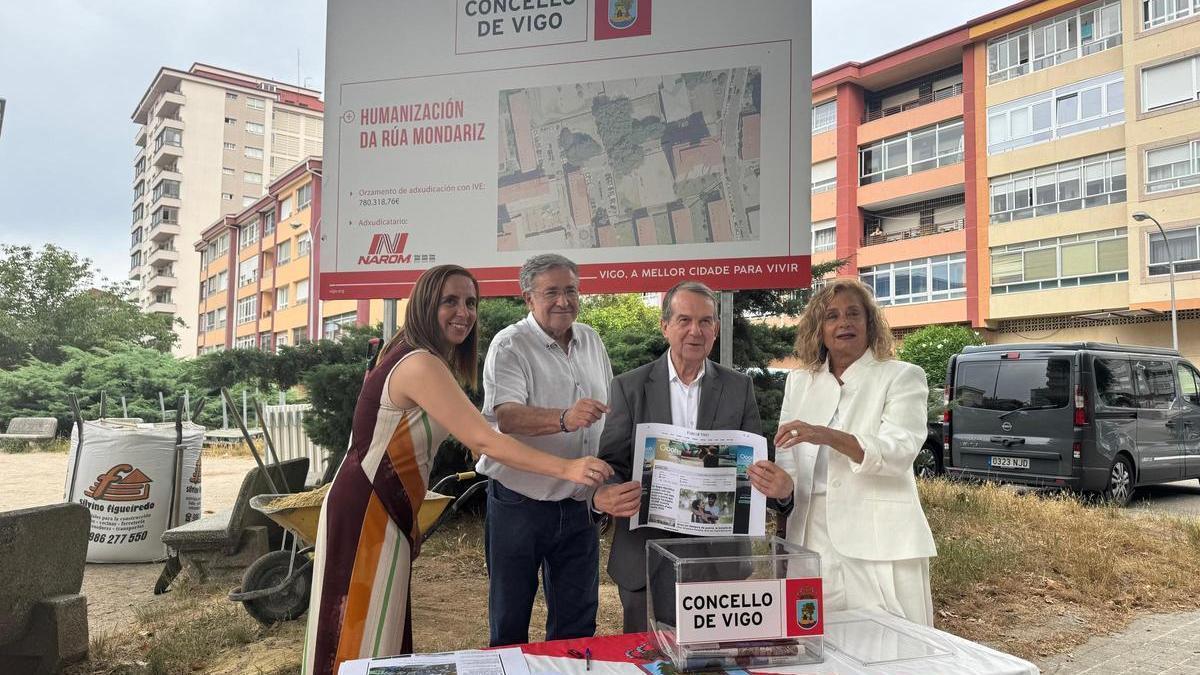 Abel Caballero, acompañado de Nuria Rodríguez, Javier Pardo y Carmela Silva en la rúa Mondariz.