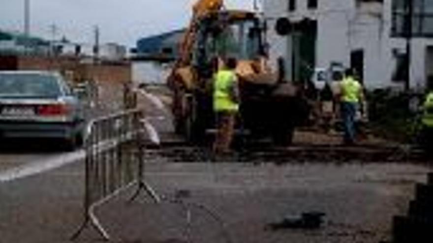 Renfe elimina baches del paso a nivel de la carretera de Alange