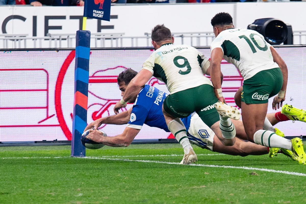 Damian Penaud anota el segundo de sus ensayos ante Sudáfrcia