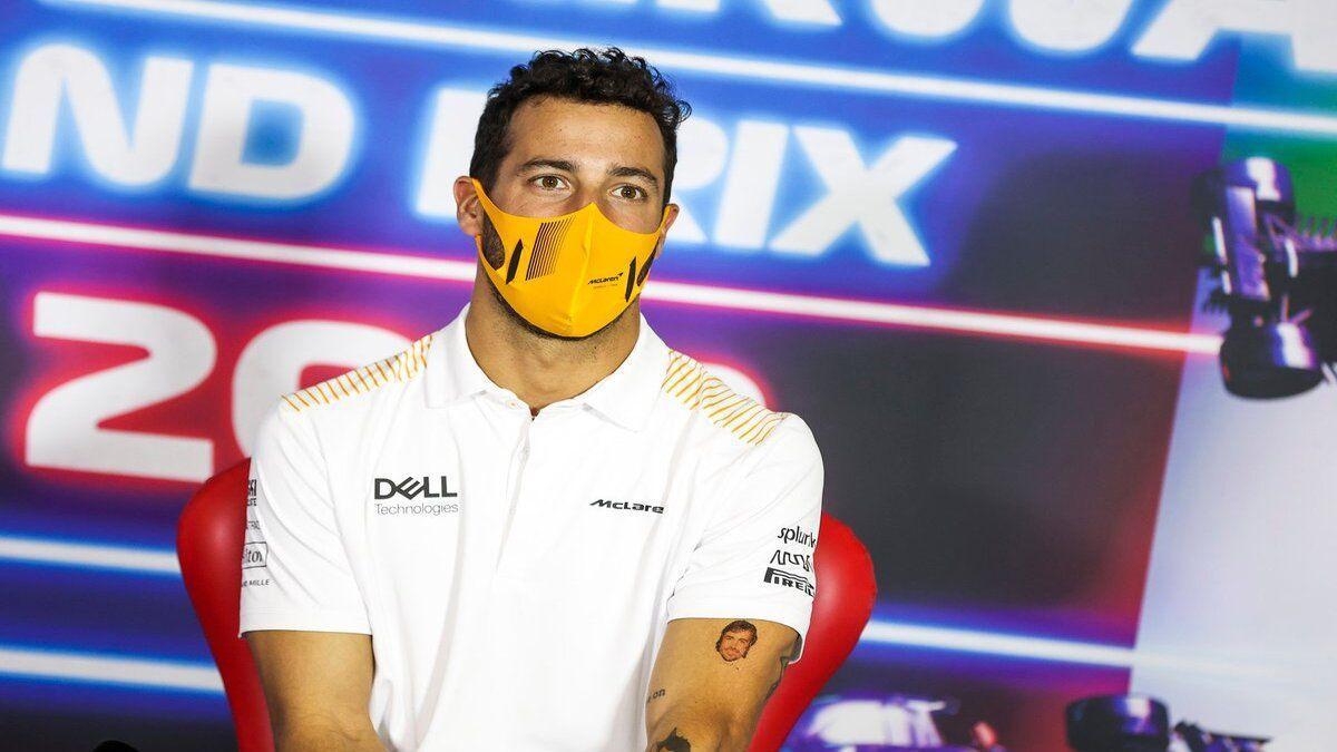 Ricciardo enseña el tatuaje en la rueda de prensa en Abu Dhabi