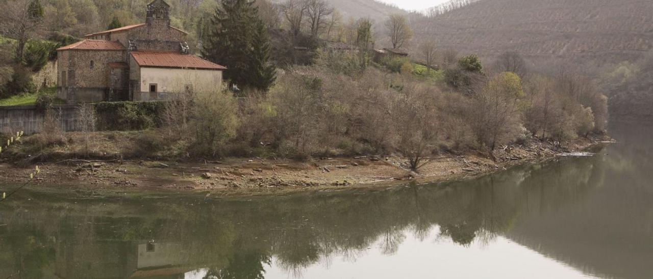 El embalse de Tanes, con la colegiata en segundo término. | Fernando Rodríguez