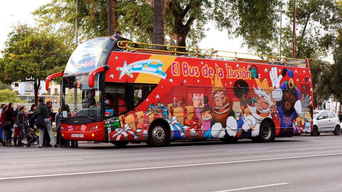 El Bus de la Ilusión en su paso por la avenida de Paseo Colón