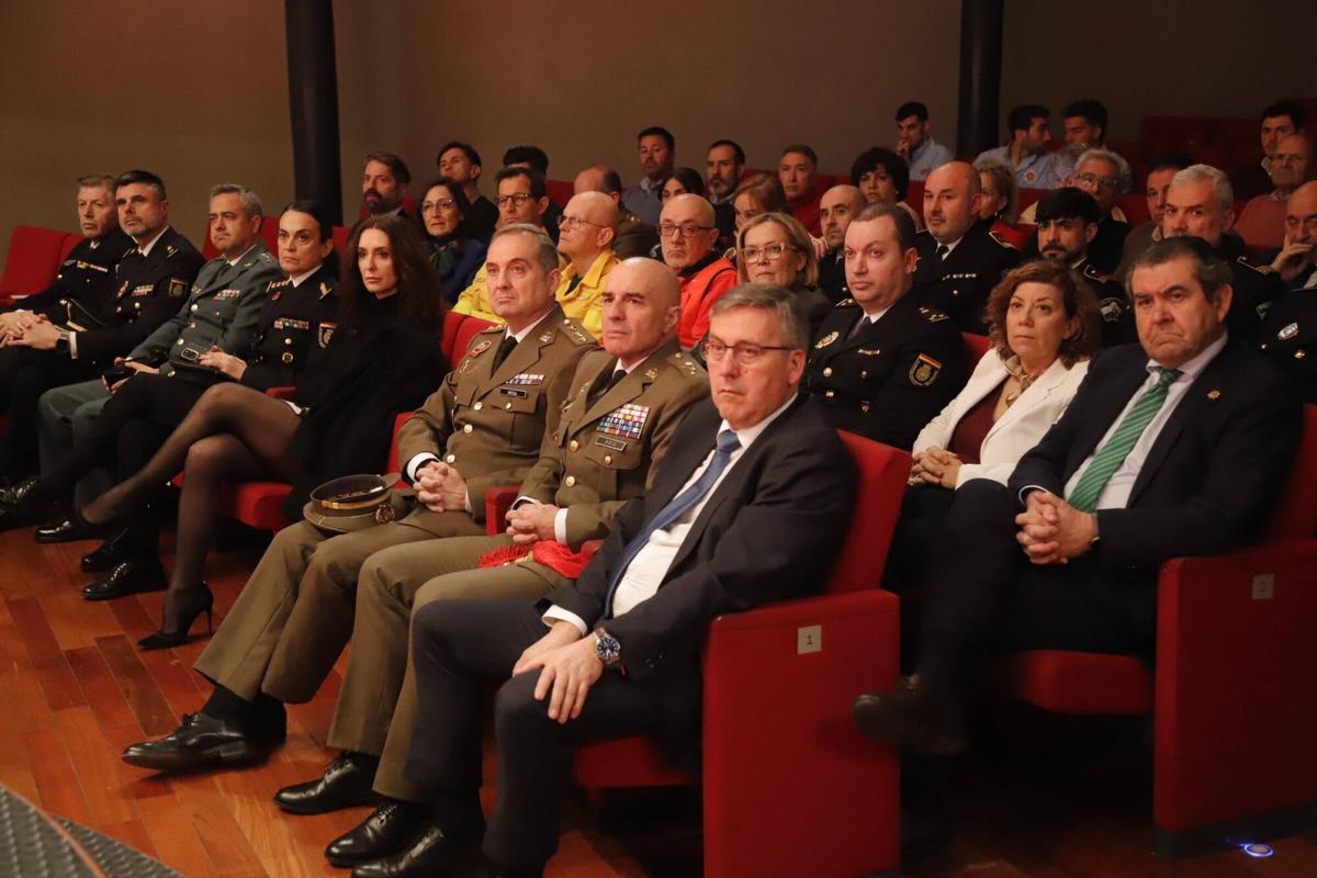 El Ayuntamiento distingue a los mejores efectivos y reconoce a los jubilados en el día del patrón