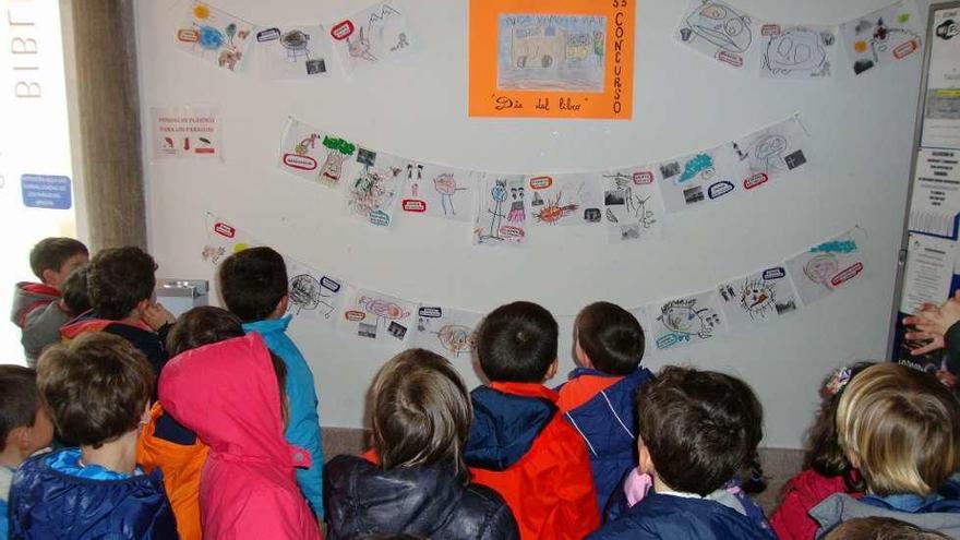 Los escolares riosellanos reciben al ingeniero Javier Ordiales y visitan la exposición con sus trabajos