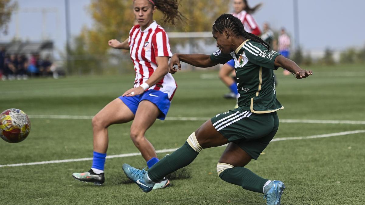 Yorladiz lanza durante el Cacereño Femenino-Atlético B.