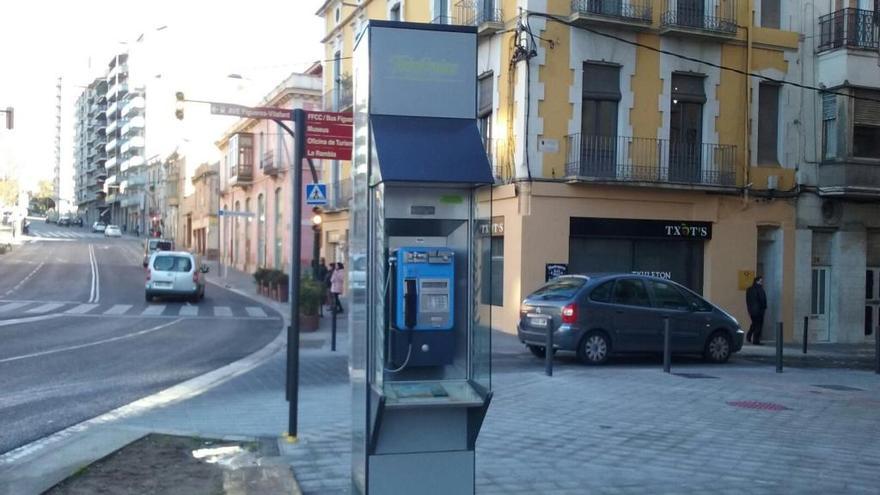 La cabina telefònica, instal·lada al principi del carrer Lasauca de Figueres