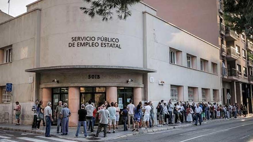 Gente esperando frente a la puerta del SOIB.