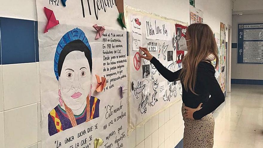 La impulsora del proyecto, con el mural de Rigoberta Menchú. | L. O.
