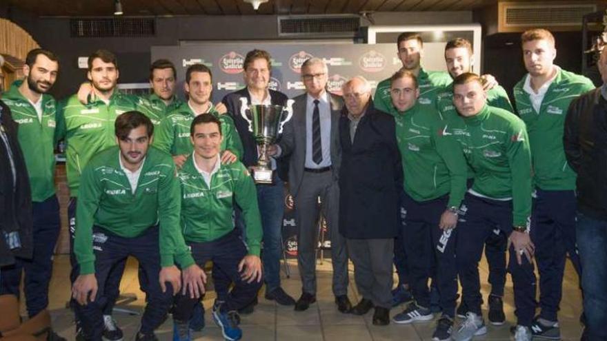 Ignacio Rivera recibe al Liceo con la Supercopa en la Cervecería