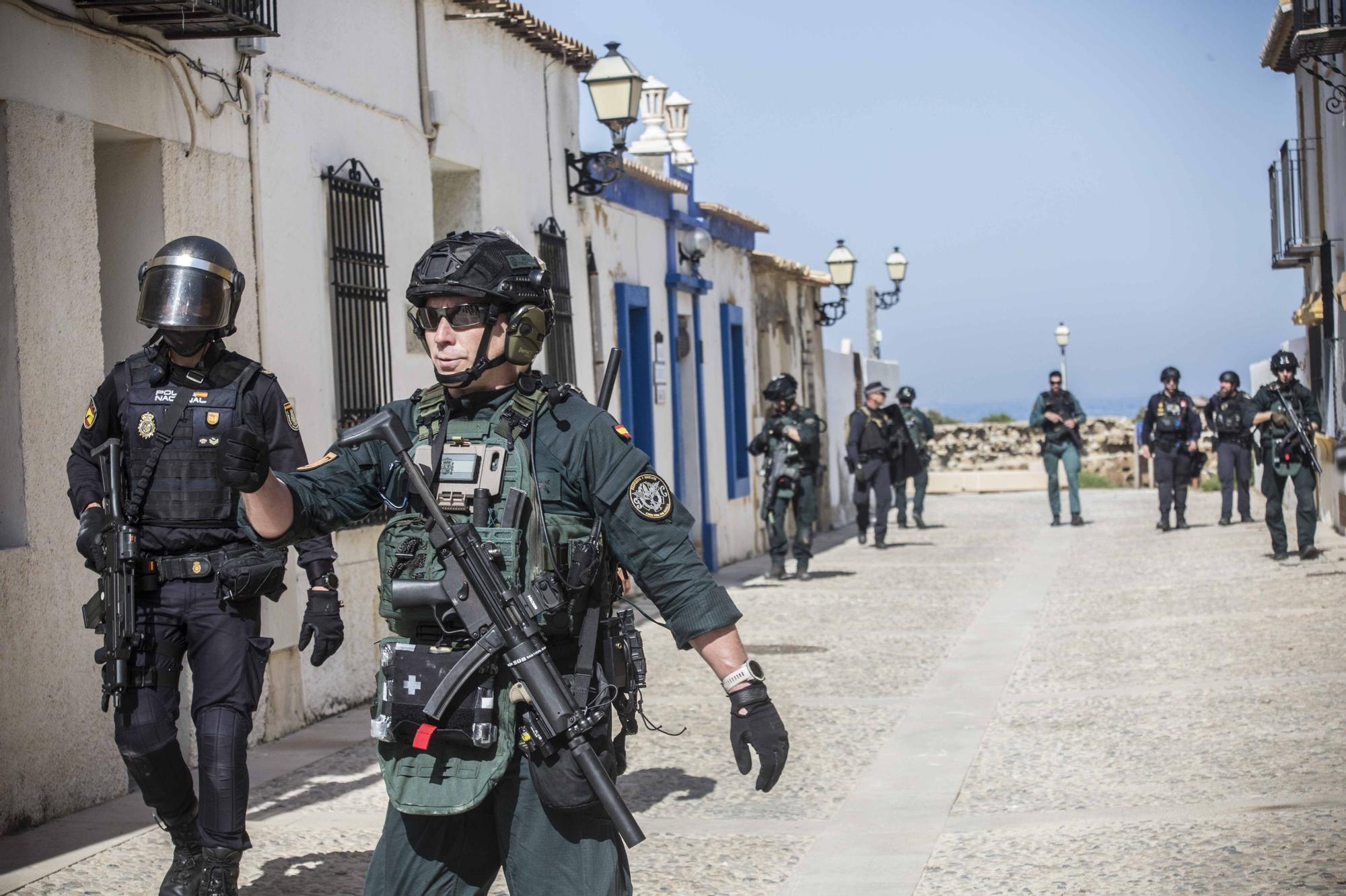 El GAR de la Guardia Civil y el Servicio de Prevención y Extinción de Incendios de los Bomberos de Alicante protagonizan en Tabarca un llamativo simulacro de emergencia