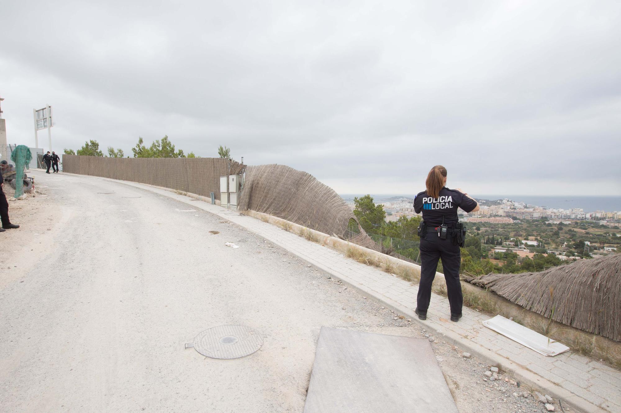 Un coche cae a una piscina del barrio de Cas Mut en Ibiza