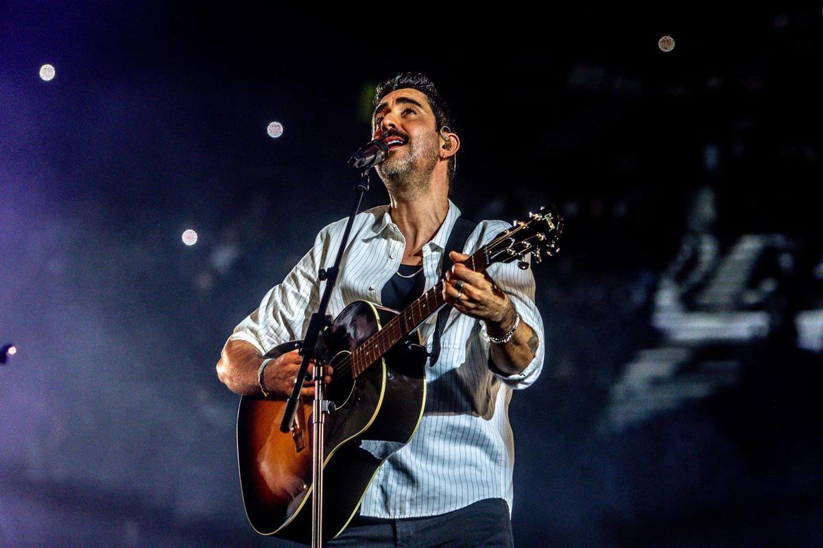 El cantante Álex Ubago durante un concierto.