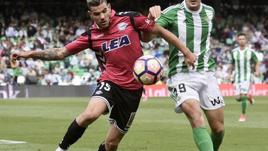 El delantero placentino Alex Alegría va cedido del Betis al Levante