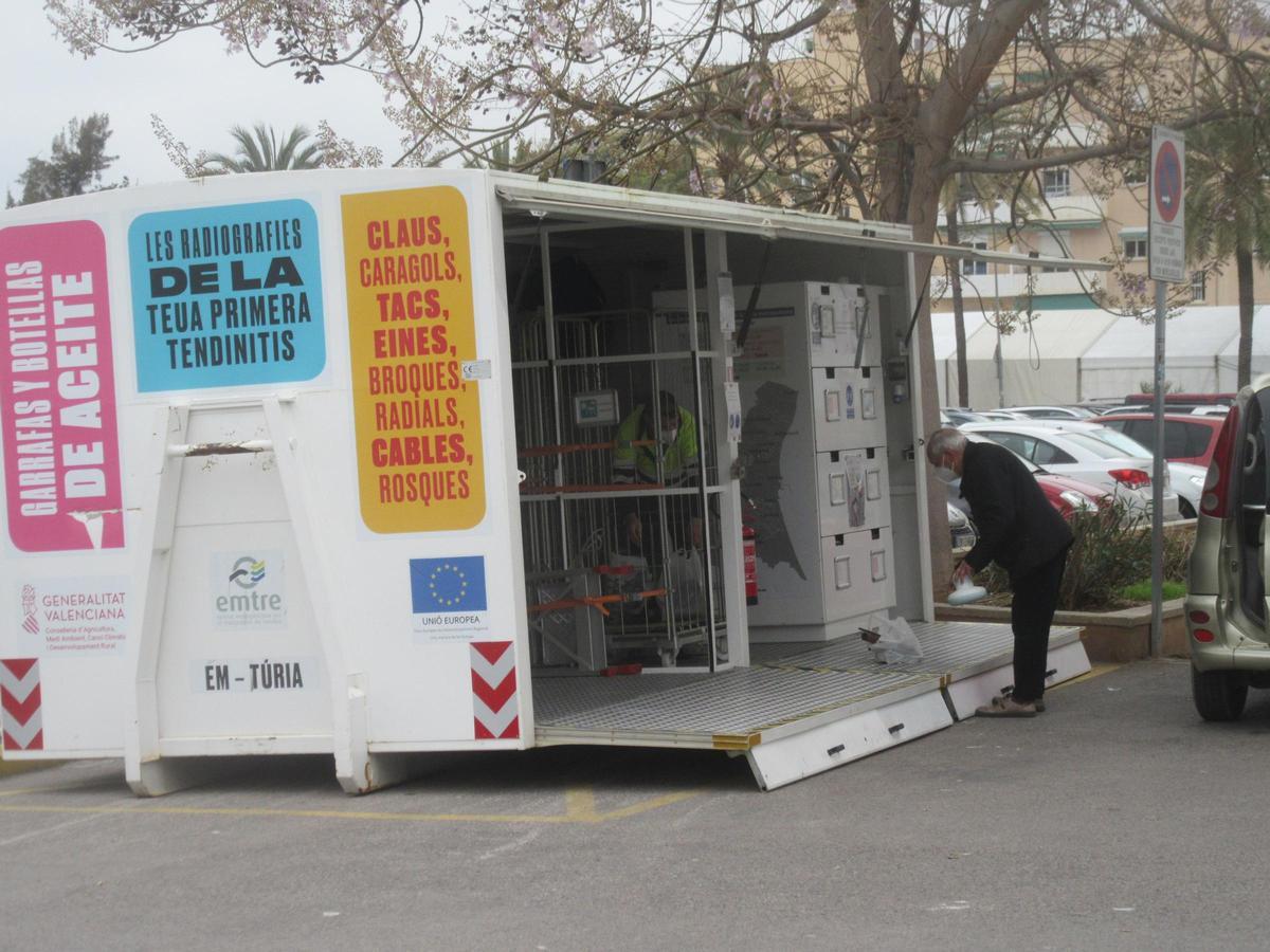 Un usuario de la unidad móvil de la Emtre en Burjassot.