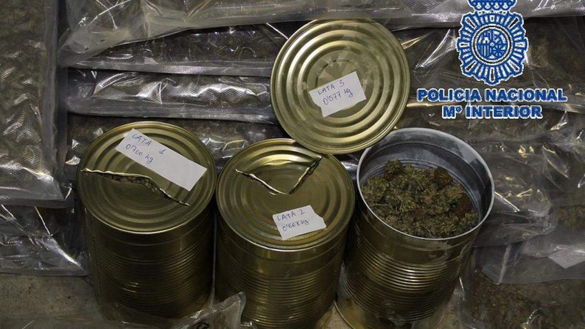 Cada lata contenía más de medio kilo de marihuana.
