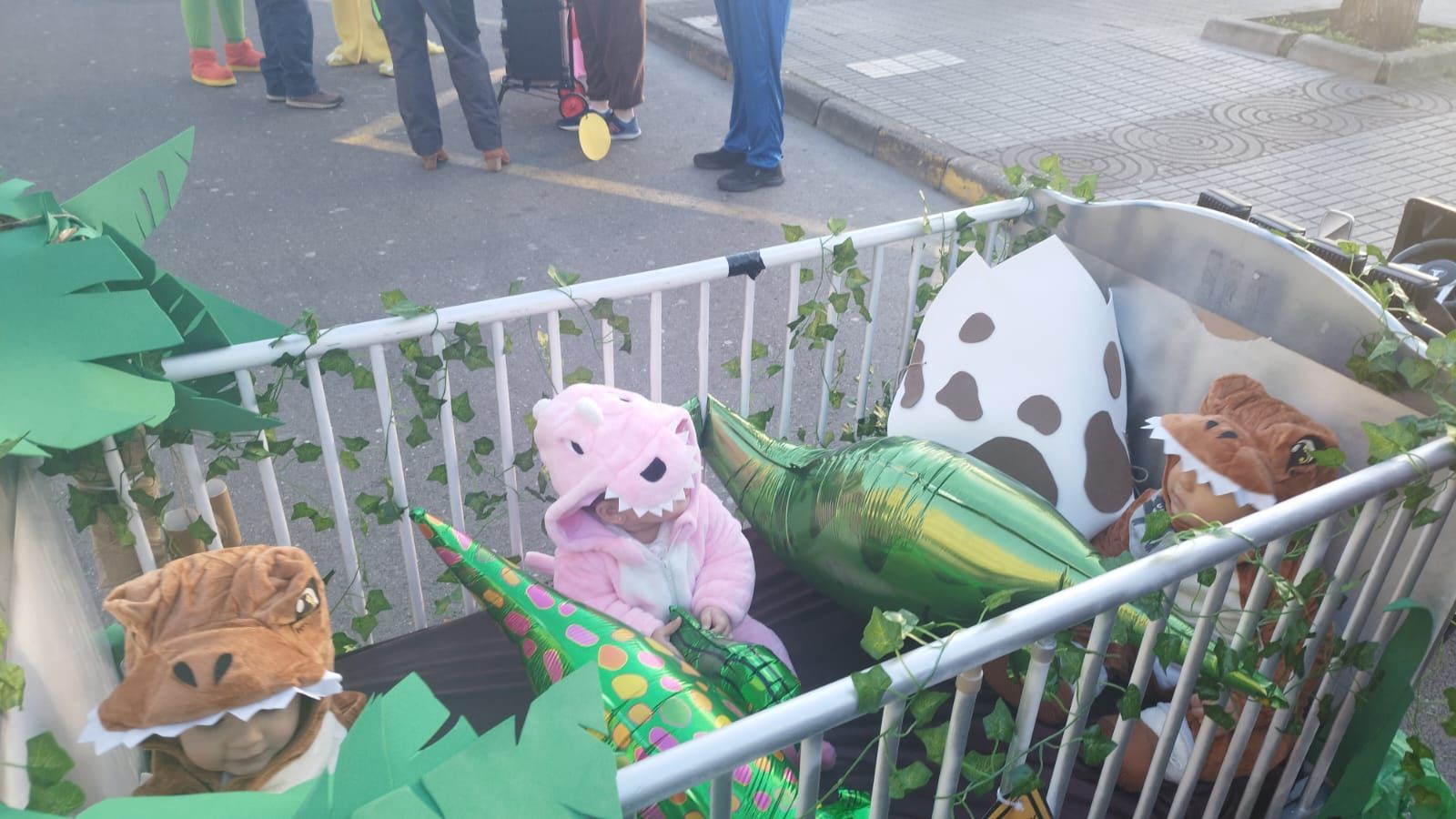 Disfraces y máscaras inundan Llanes en un divertido desfile de carnaval