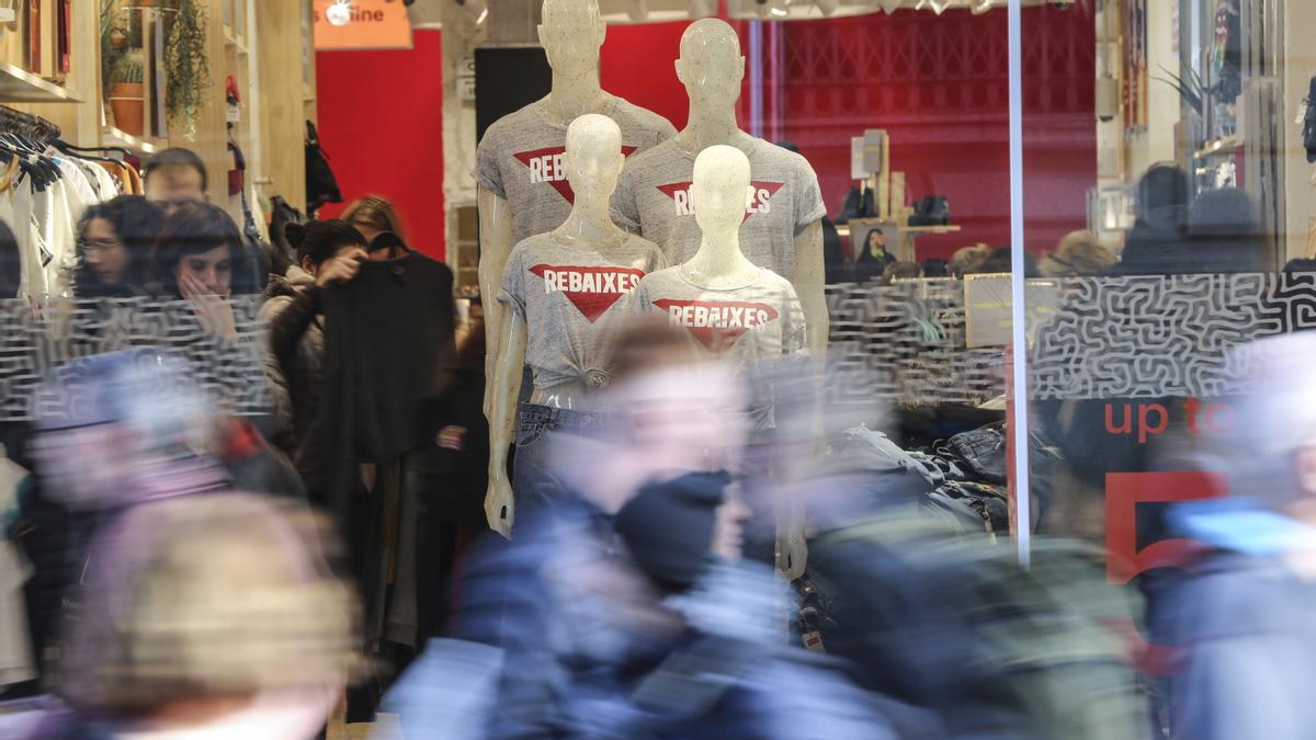 Barcelona (Barcelonès) 07/01/2019 Economia Primer dia de rebajas en el centro de la ciudad. Plaça Catalunya y Portal de l'Àngel FOTO DANNY CAMINAL