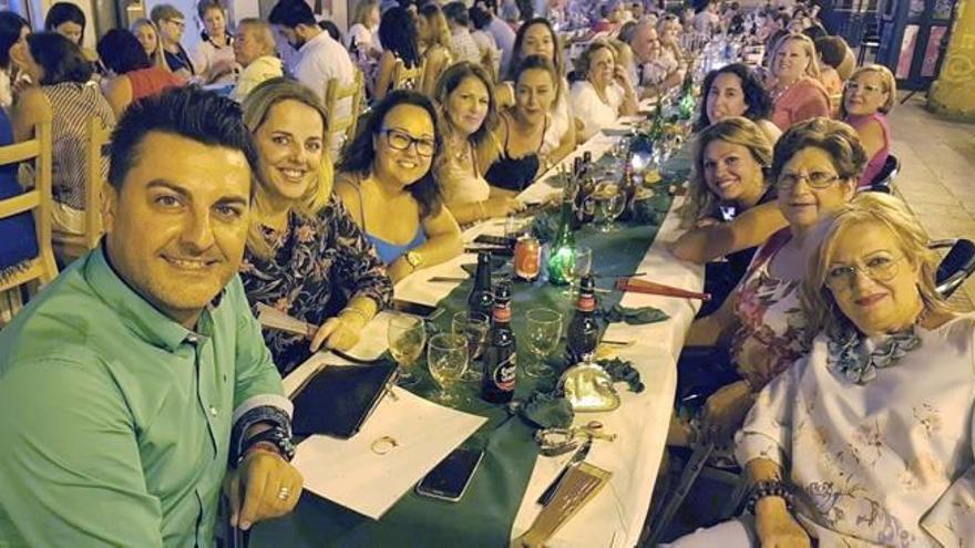 Cientos de vecinos participan en la gala contra el cáncer