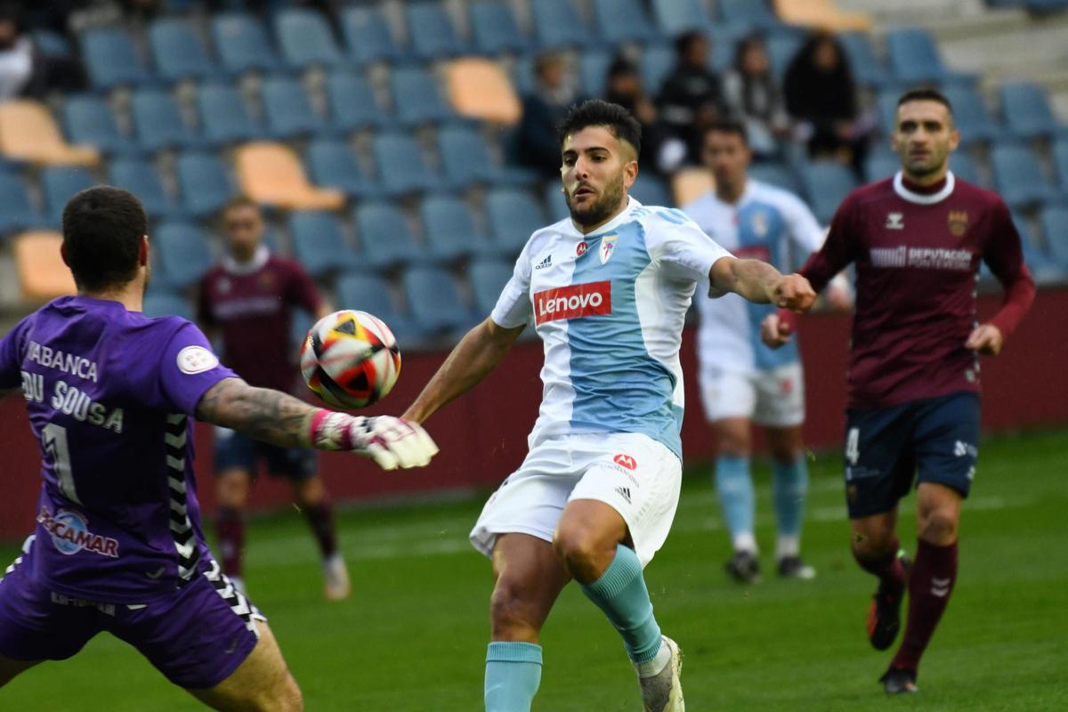 Edu Sousa durante un partido ante el Compostela en Pasarón.