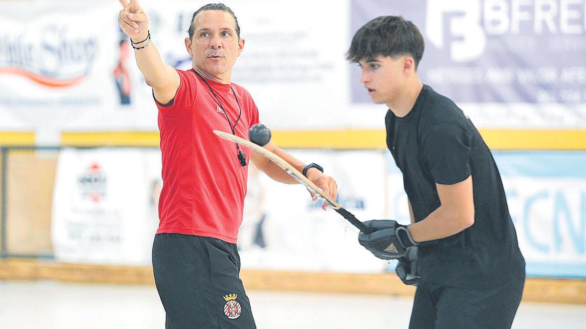 Benito dona indicacions durant l’entrenament del Garatge Plana Girona