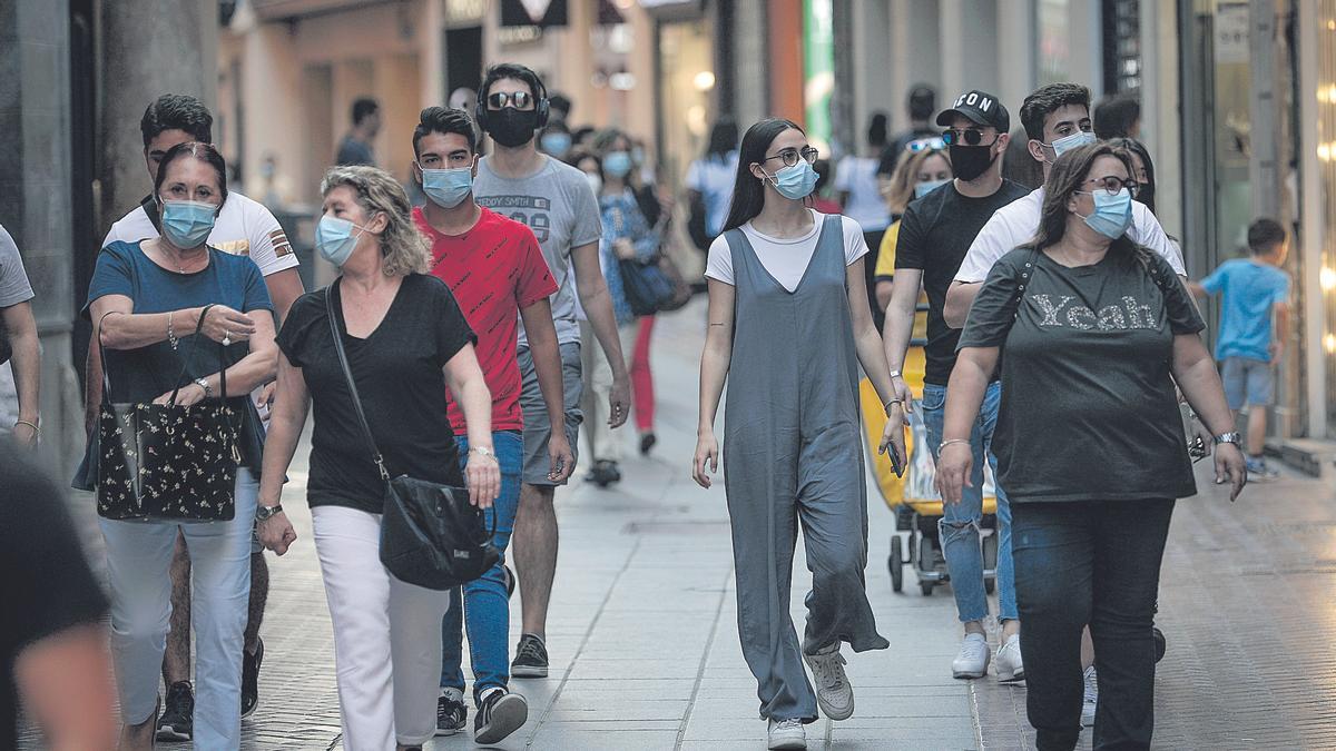Ciudadanos con mascarilla en la calle Sant Miquel de Palma.