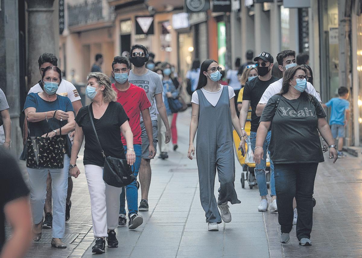 Ciudadanos con mascarilla en la calle Sant Miquel de Palma