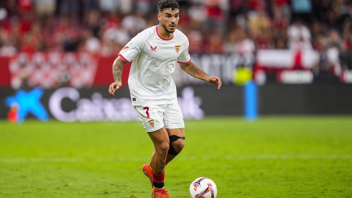 Isaac Romero del Sevilla FC en acción durante el partido de fútbol de la liga española, La Liga EA Sports, jugado entre el Sevilla FC y el Girona FC en el estadio Ramón Sánchez-Pizjuán el 1 de septiembre de 2024, en Sevilla, España.