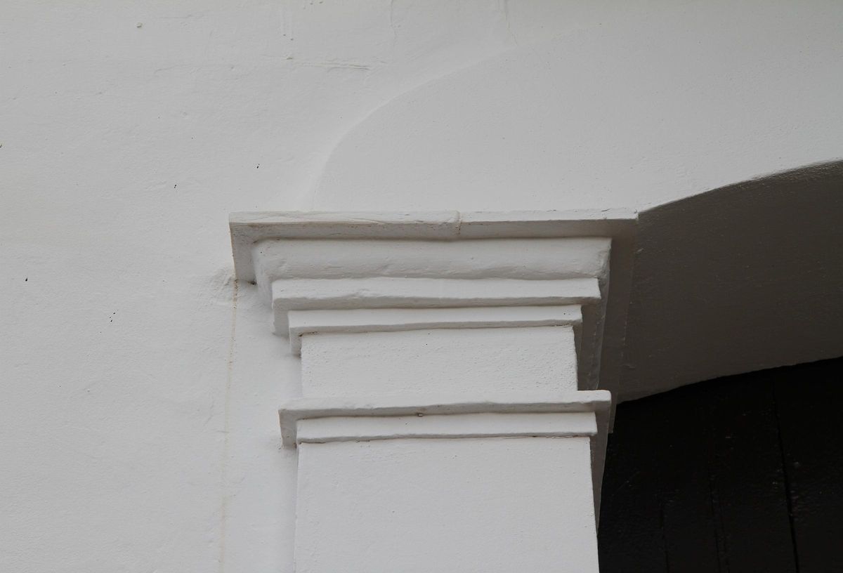 Detalle de las molduras de la entrada principal