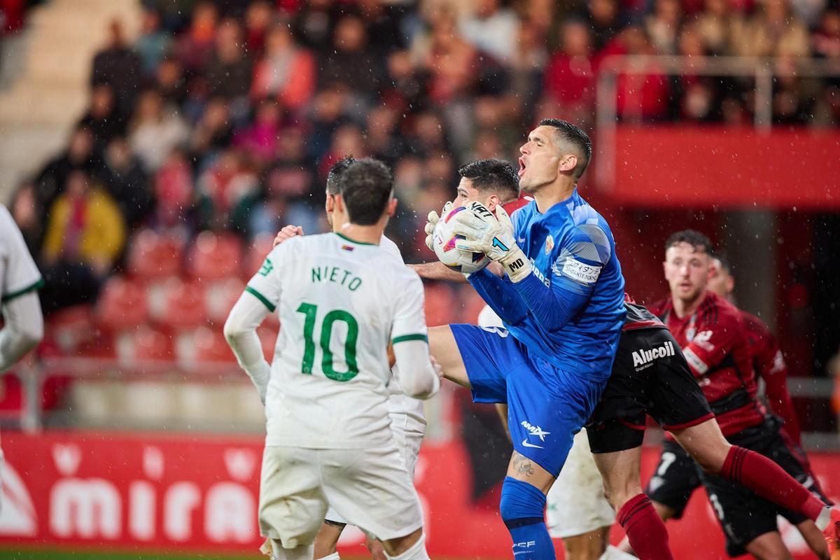 Dituro bloca un balón ante los delanteros del Mirandés