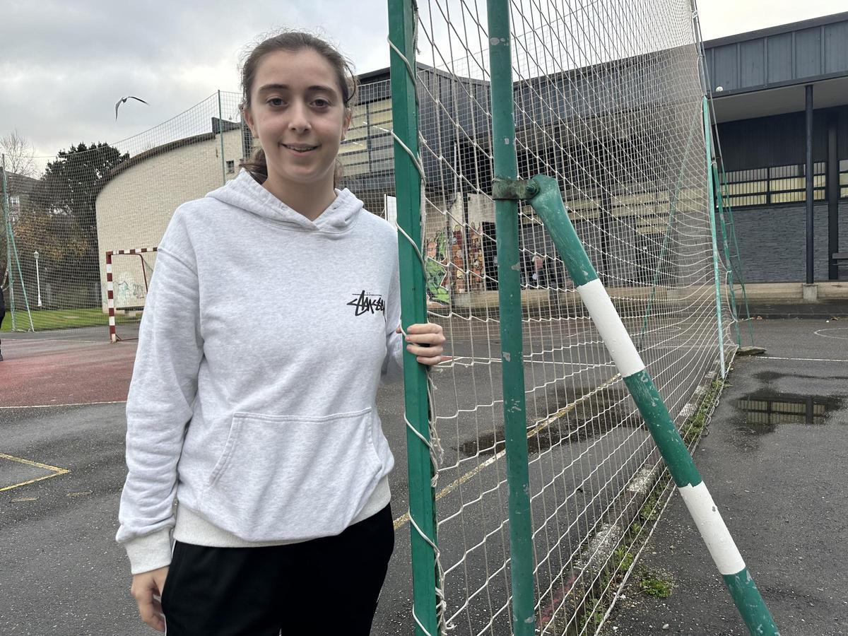 Alba Loriega, en las afueras de su centro de estudios.