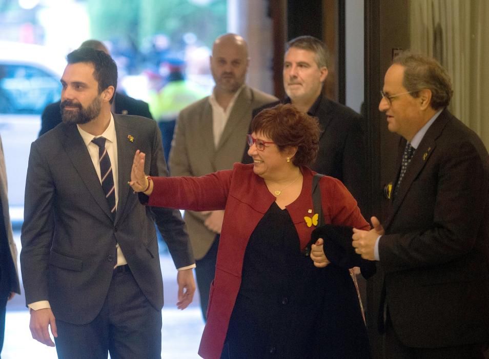 Els consellers a la presó arriben al Parlament.