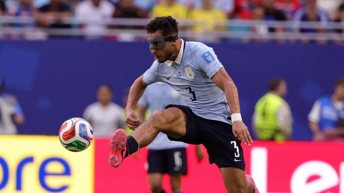 Sebastián Cáceres, en un partido con Uruguay en el último Mundial.