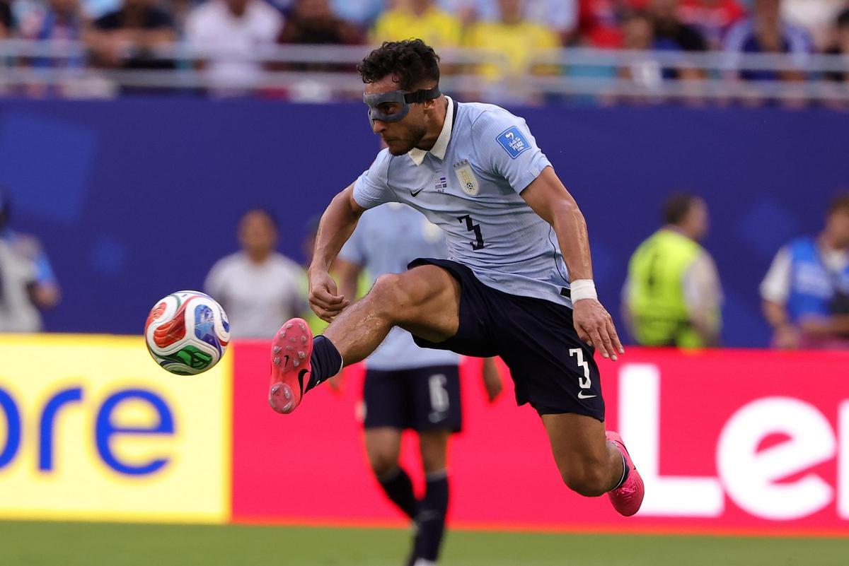 Sebastián Cáceres, en un partido con Uruguay en el último Mundial.