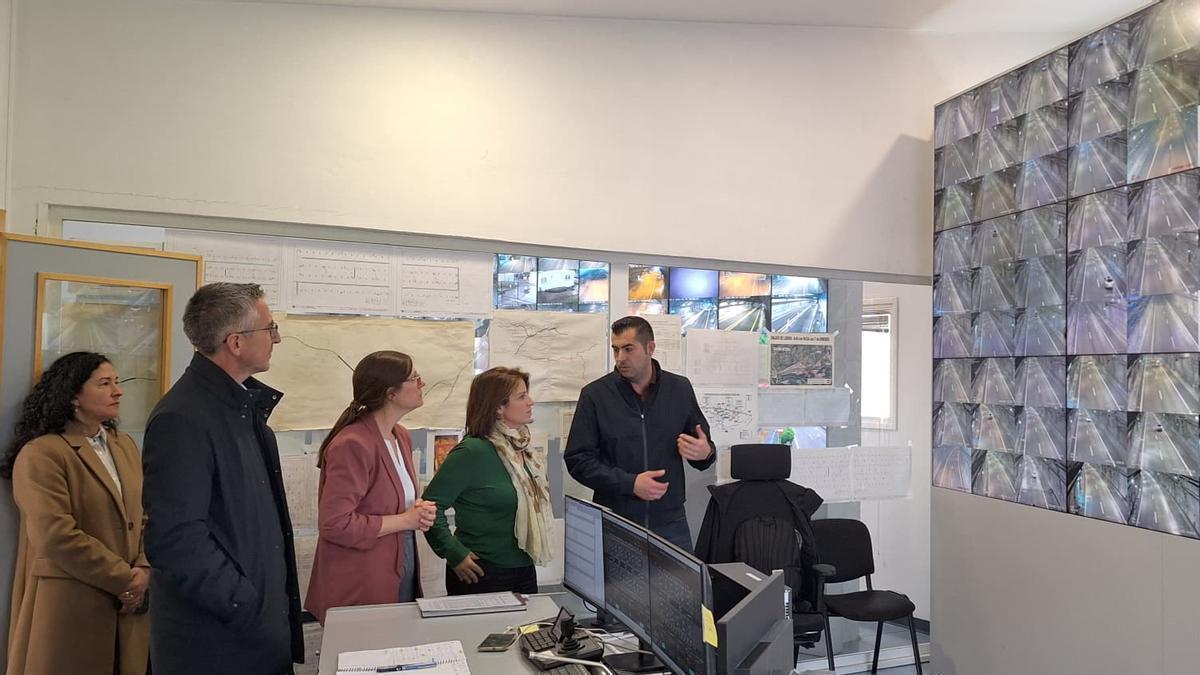Adriana Lastra, segunda pela derecha, na so visita al centru de control de Villaviciosa.