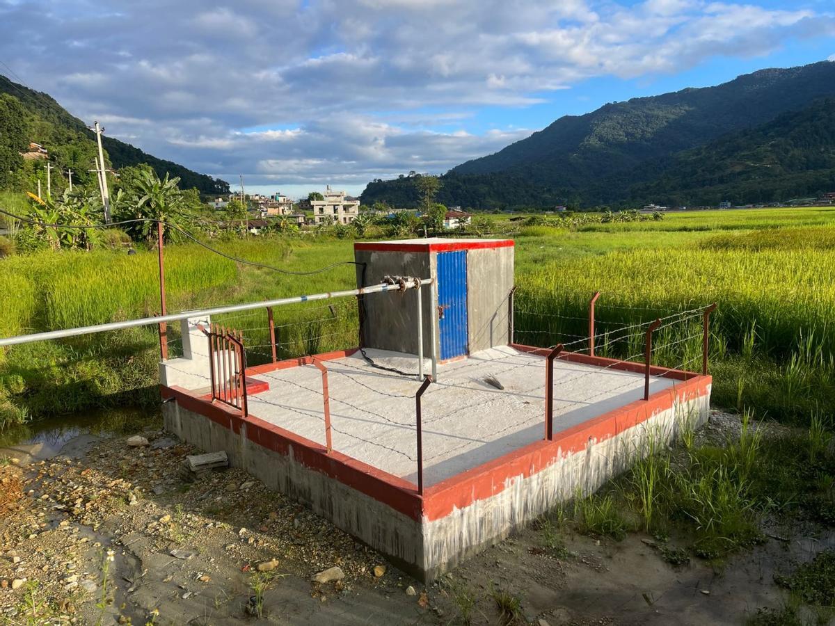 El tanque que recoge agua de un manantial y sube el agua mediante bombas a otro tanque situado en la montaña a 816 m de altura