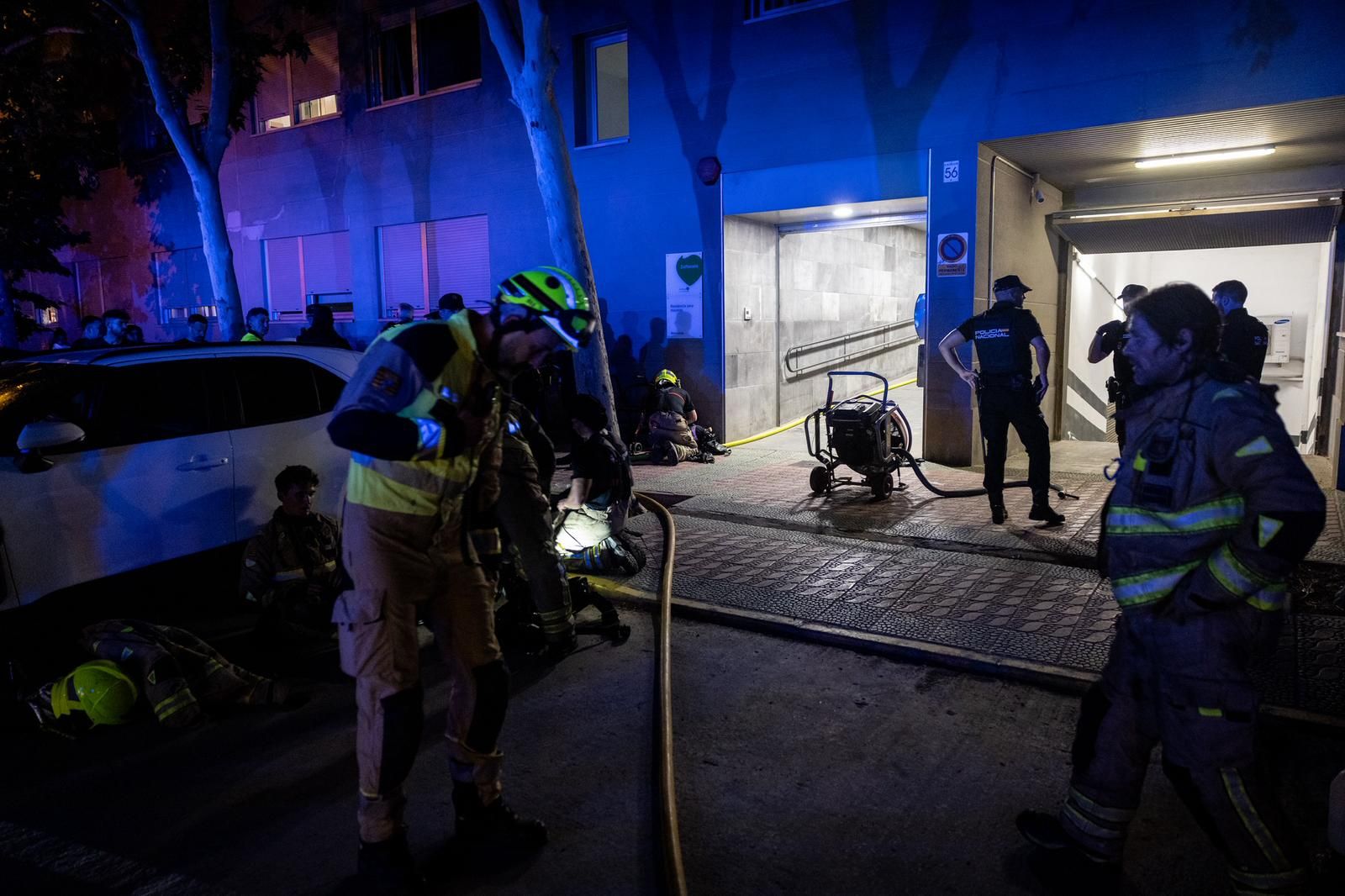 En imágenes | Desalojada la residencia Zalfonada de Zaragoza por un incendio