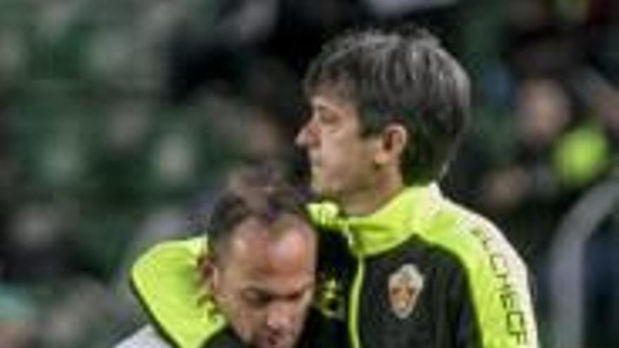 Pacheta felicita a Nino tras ser sustituido frente al Córdoba.