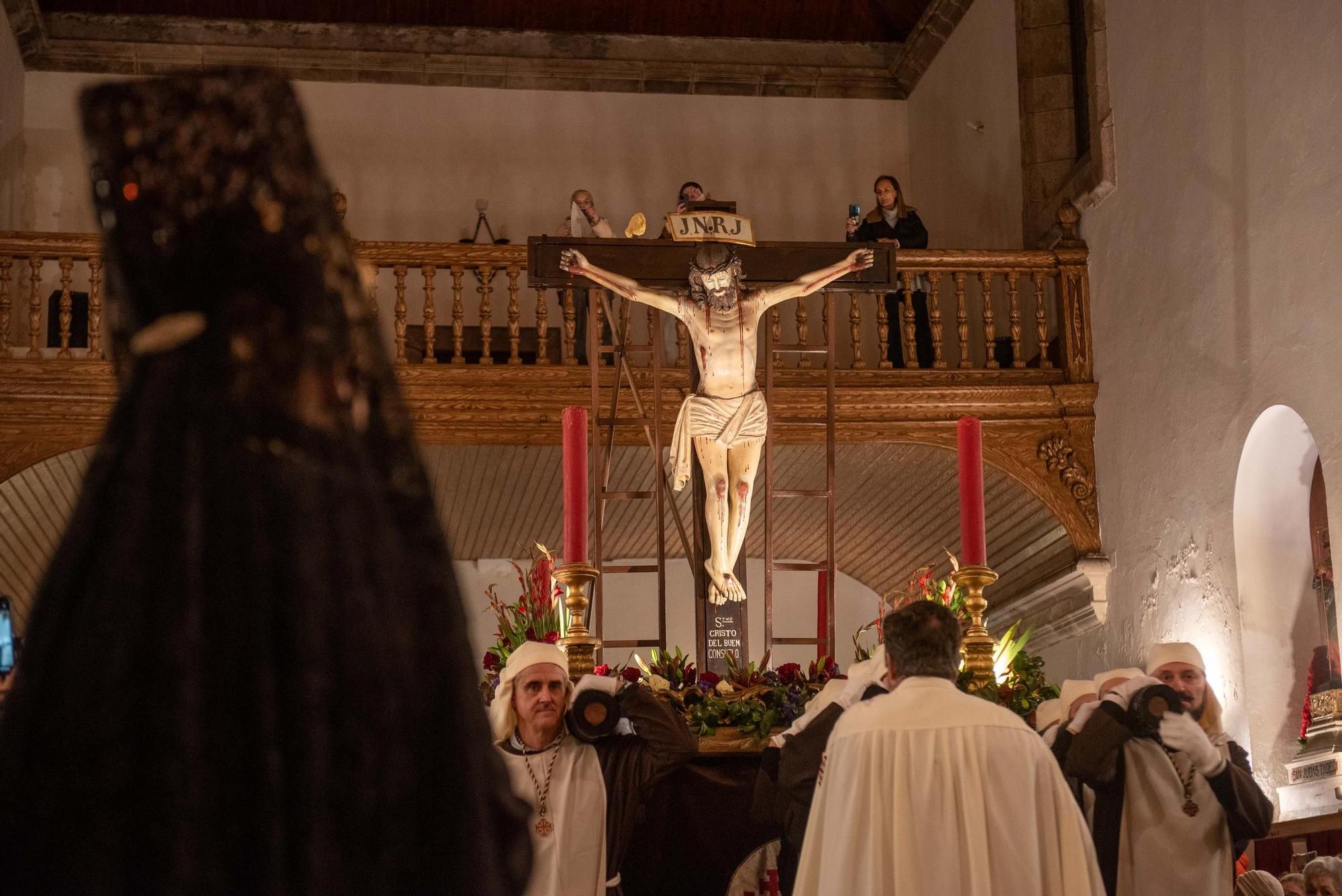 El Santísimo Cristo se ‘consuela’ en casa