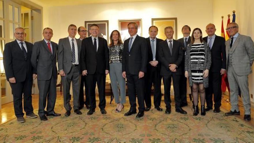 El presidente Puig y el embajador de España en Beijing, con el resto de la delegación comercial, ayer.