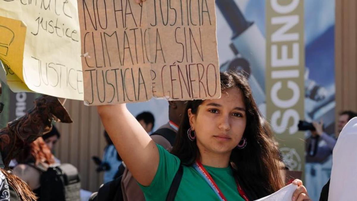 La activista Catalina Santelices en una protesta durante la cumbre del clima.