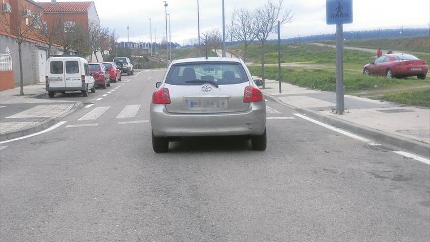 Llama a la policía de Cáceres por un turismo mal estacionado y multan a toda una fila