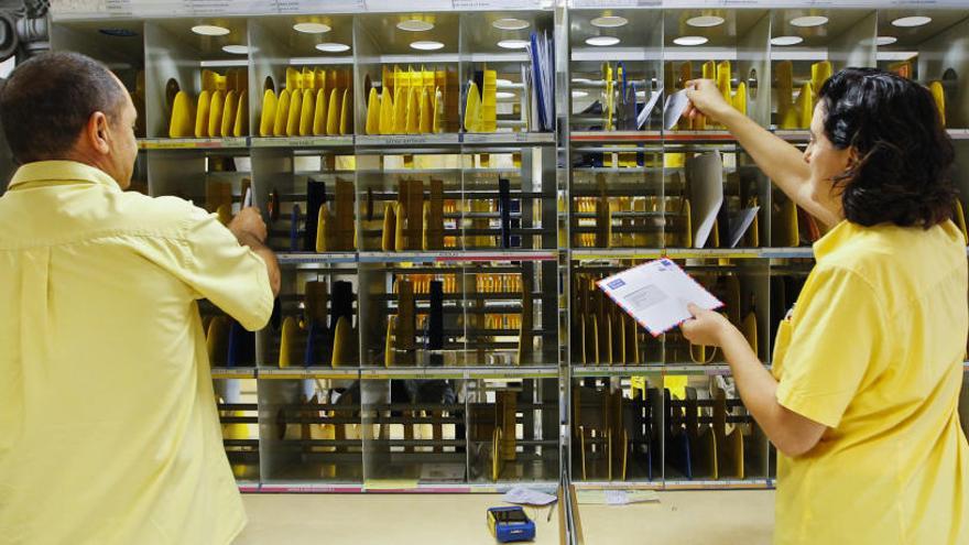 Dos trabajadores de Correos, durante su jornada laboral.