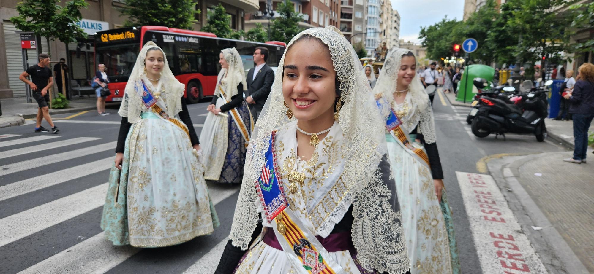 Paula y la corte infantil acompañan al San Vicente Niño