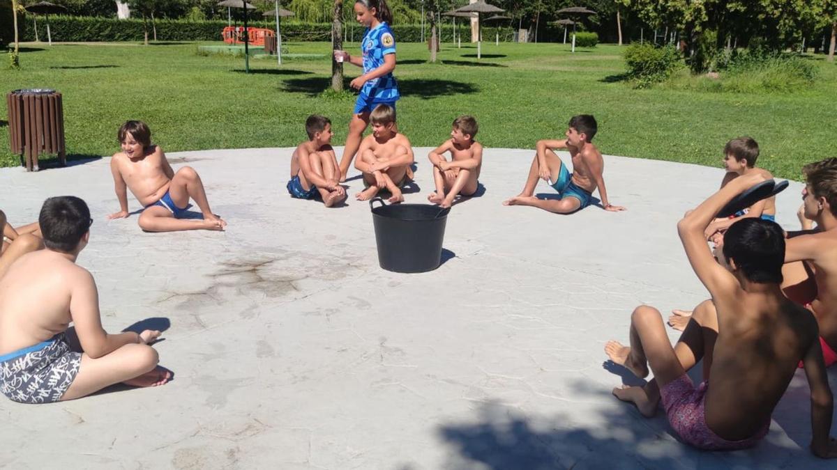 Juegos de agua en la piscina municipal. | C. G. R.